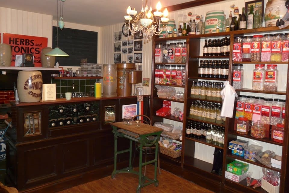 Fotografia interna del Fitzpatrick's Temperance Bar, il primo sober bar del Regno Unito, fondato a Rawtenstall nel 1890.