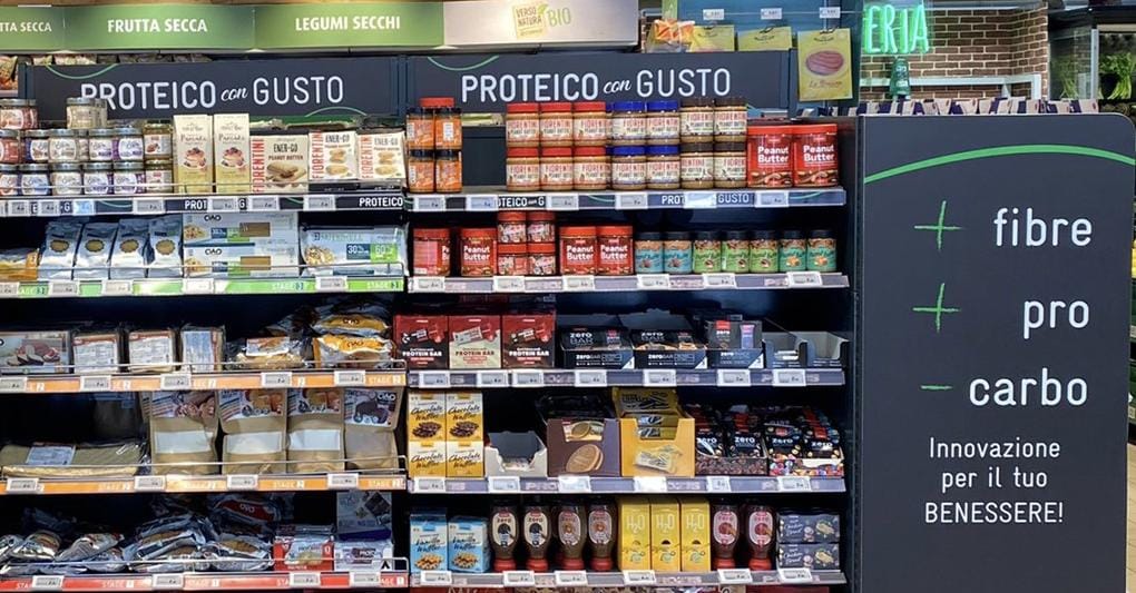 Scaffale supermercato con prodotti high protein, ad alto contenuto proteico. Marketing delle proteine