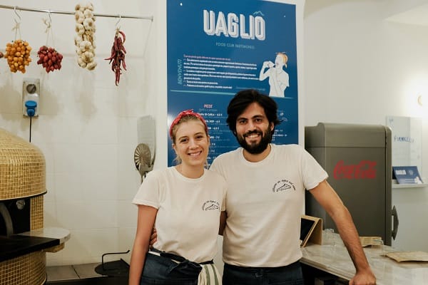 Fotografia di Carla Ferrari, assieme al marito Gennaro Generoso, nella loro pizzeria Uagliò di Torino