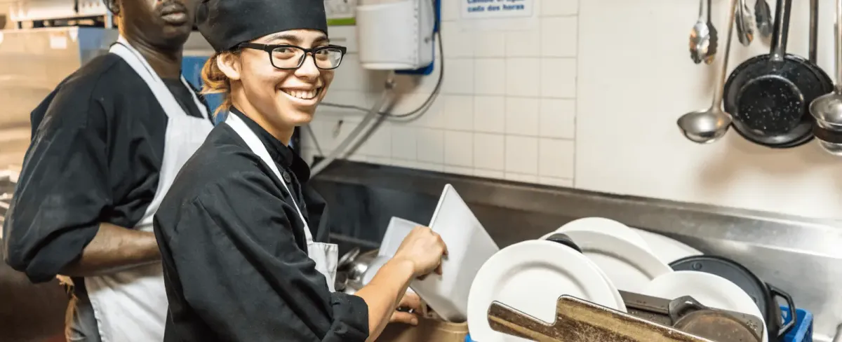 Lavapiatti in un ristorante: lavoro essenziale e opportunità di crescita