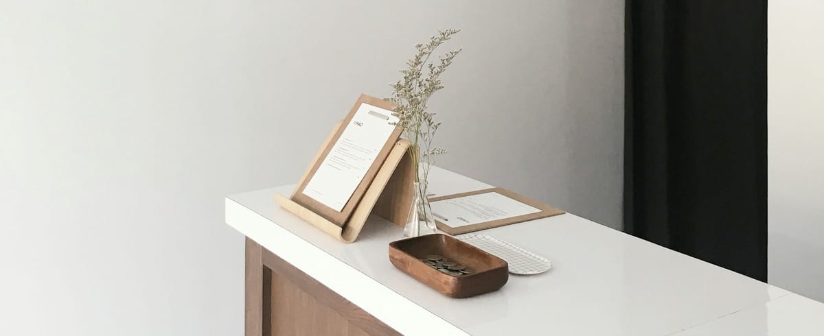 Hostess e receptionist di ristorante lavorare nell'accoglienza