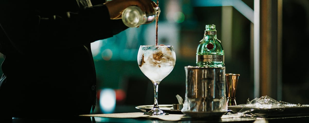 Chi è il Barback: il supporto essenziale dietro il banco del bar