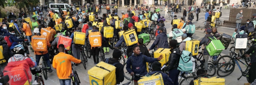 Gruppo di ider del food delivery durante una manifestazione a Milano