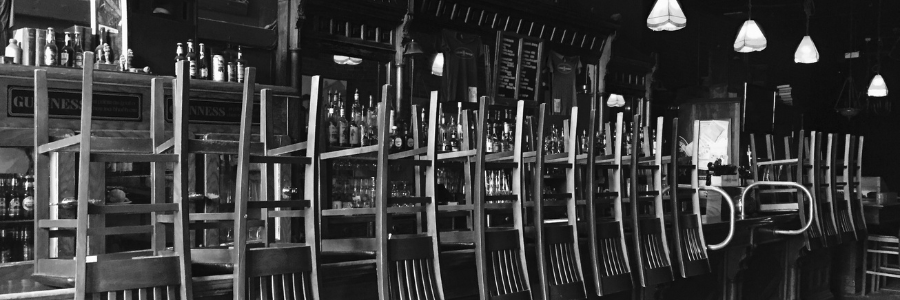 Sedie capovolte sul bancone di un locale chiuso. Ferie e permessi ristorazione HoReCa