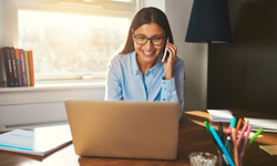 Donna sorridente che parla al telefono