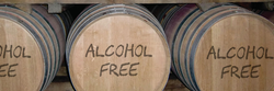 Botti di vino con la scritta "alcol-free". No-low alcol, trend di analcolici e dealcolati