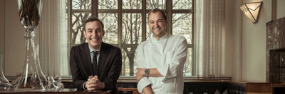 Fotografia di Will Guidara e Daniel Humm, coproprietari dell'Eleven Madison Park, all'interno del loro ristorante