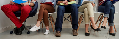 Persone in attesa durante un colloquio di lavoro. Ristorazione, HoReCa, 5 tip per un colloquio perfetto