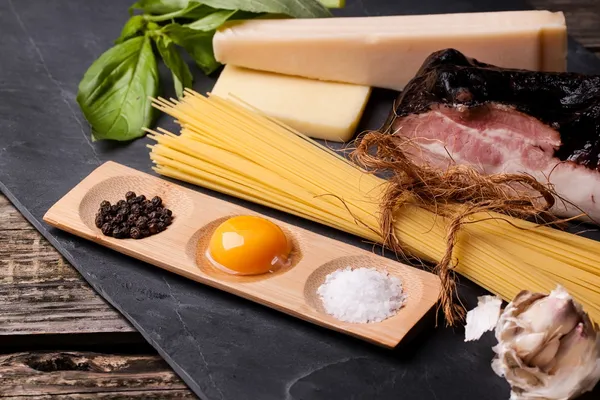 Ingredienti per fare la pasta alla carbonara