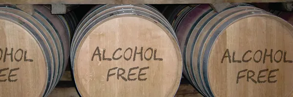 Botti di vino con la scritta "alcol-free". No-low alcol, trend di analcolici e dealcolati